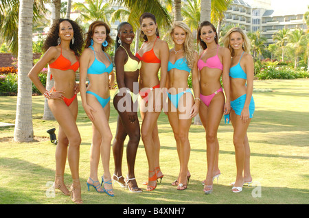 MISS MONDO 2004 SANYA CINA DA SINISTRA A DESTRA MISS USA NANCY RANDALL MISS PERÙ GARCIA MARIA TRINIDAD TOBAGO KENISHA THOM MISS IRLANDA NATASCIA GAIRBHEITH MISS MESSICO FER MEZA MISS GALLES AMY GUY MISS INGHILTERRA DANIELLE LLOYD MISS GERMANIA INKA modello WEICKEL modelli concorrenti concorrenza Mirrorpix Foto Stock