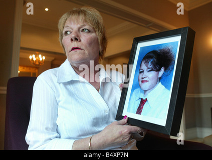 Madre di assassinati mary anne leneghan susan harris con il padre Tony thomas di Adrian thomas Maggio 2006 Maggio 2006 Foto Stock