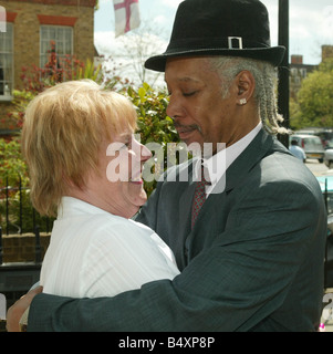 Madre di assassinati Mary Anne Leneghan Susan Harris con il padre Tony Thomas di Adrian Thomas Maggio 2006 Foto Stock