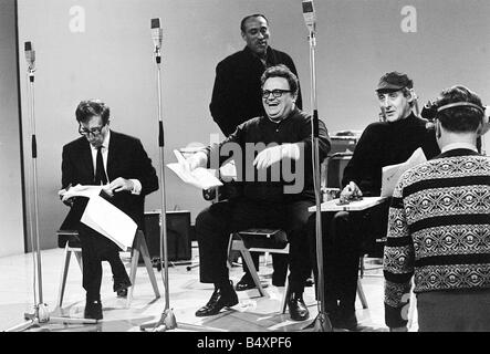 Spike Milligan Marzo 1966 Harry Seacombe s storia di vita con Spike Milligan Peter Sellers e Ray Ellington Foto Stock