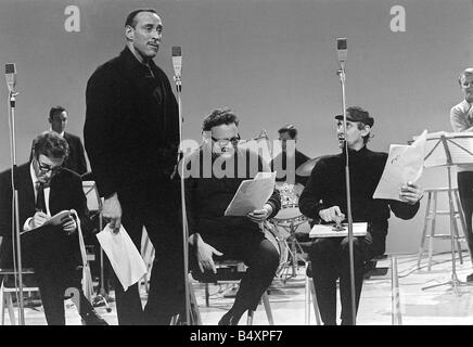 Spike Milligan Marzo 1966 Harry Seacombe s storia di vita con Spike Milligan Peter Sellers e Ray Ellington Foto Stock