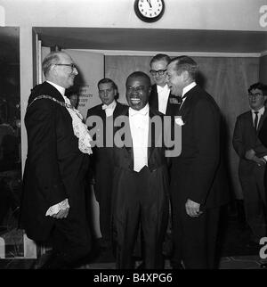 Louis Armstrong Satchmo Dec 1956 presso il London carità concerto musicale presso il Royal Festival Hall Louis condivide una barzelletta in hiis spogliatoio con il sindaco di Londra L Sir Cullum Welch e Sir Laurence Olivier R Foto Stock