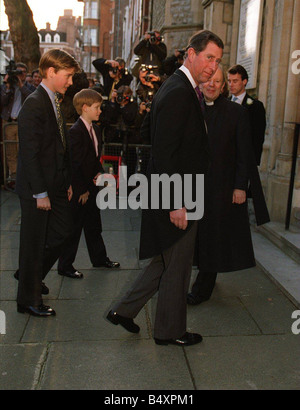 Il principe Charles arriva al matrimonio di James Palmer Tomkinson con William e Harry Foto Stock