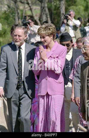 La principessa Diana oltremare visita in Nepal Marzo 1993 saluta in un tradizionale modo indiano con le mani insieme come pregare indossando un vestito viola e una catena di fiori Foto Stock