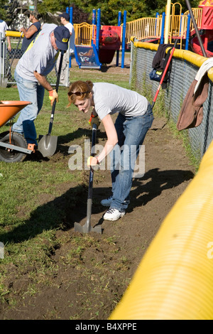 Detroit Michigan volontari da CSX Corporation rinnovare un campo da baseball a santa Edvige di commemorazione Foto Stock