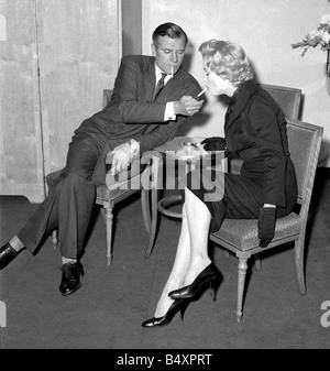 Il principe e la Showgirl Marylin Monroe e Laurence Olivier in una pubblicità riprese per il loro filmato il principe e la Showgirl nel 1956 la coppia sembrava hit it off davanti alle telecamere anche se non vi sono voci che Olivier che ha diretto il film trovati Monroe alquanto difficile co star ancora egli è riuscito a mantenere il suo sotto controllo per estrarre una delle sue migliori prestazioni della sua carriera Foto Stock