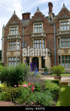 Elevazione del nord di Sandringham House Sandringham Norfolk Inghilterra da giardini formali Foto Stock