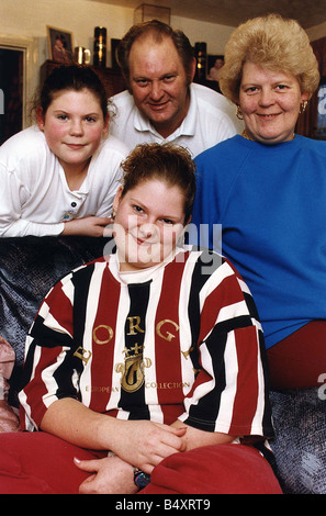 Louise Brown di sedici anni la prima provetta bambino di essere nato in Gran Bretagna con sua sorella e madre e padre John Lesley Brown Dbase Foto Stock