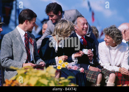 La principessa Diana, principessa di Galles Agosto 1987 consegna una libbra di nota che ha trovato presso la Rothesay Highland Games Princess Diana tartan scozzese balza di abbigliamento Foto Stock