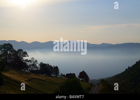 Vista del paesaggio e il lago all'alba Foto Stock