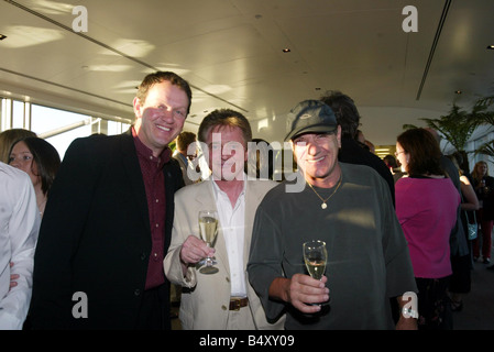 Attore Kevin Whately DJ Paddy MacDee e Brian Johnson cantante del gruppo rock AC DC in anteprima la notte del Baltico Arts Centre Foto Stock