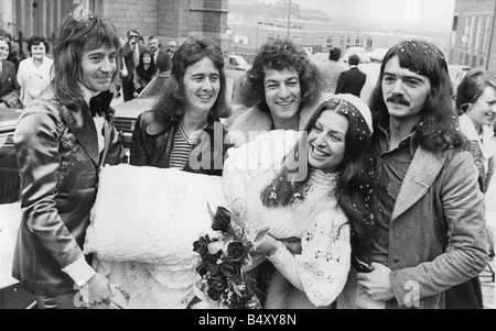 Geordie la prima banda di Brian Johnson cantante del gruppo rock AC DC Vic Malcolm s wedding a Cecilie D'Ambrogio a San Beda s Chiesa sud Sheilds da sinistra a destra Vic Malcolm Tom Hill Brian Johnson e Brian Gibson 07 04 74 Foto Stock