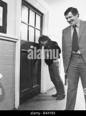 Brian Johnson cantante del gruppo rock AC DC ritorna alla vecchia scuola Dunston Hill bambini e ragazzi ed è informato dal direttore Jim Holmes che la sua vecchia classe è ora un wc 10 01 86 Foto Stock