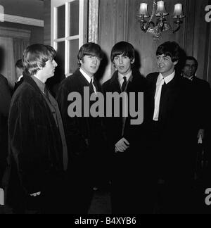 Varietà Club Showbiz Awards 1963 I Beatles Paul McCartney John Lennon Ringo Starr e George Harrison arriva alla cerimonia di premiazione a cena Foto Stock