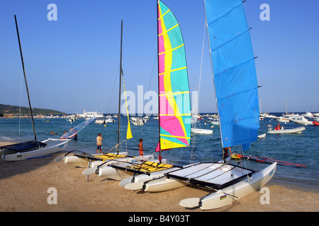 In barca a vela sulla spiaggia Foto Stock