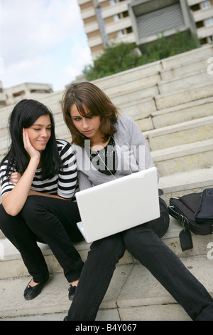 Giovani donne utilizzando laptop, sorridente Foto Stock