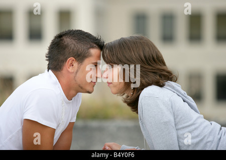 Coppia giovane faccia a faccia Foto Stock