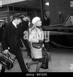 Gruppo pop The Beatles Febbraio 1964 John Lennon Paul McCartney Ringo Starr George Harrison dei Beatles in partenza per New York all'Aeroporto di Londra John Lennon e la moglie Cynthia Foto Stock