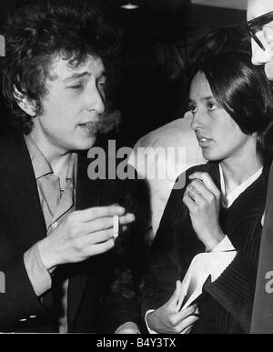 Bob Dylan American Folk Singer arrivando all'aeroporto di Heathrow con la sua fidanzata Joan Baez American Folk cantante famoso per canzoni di protesta contro la guerra del Vietnam Foto Stock