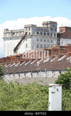 Le case di fronte al vecchio magazzino del grano in avonmouth docks Foto Stock