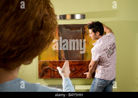 Giovane appeso un dipinto Foto Stock