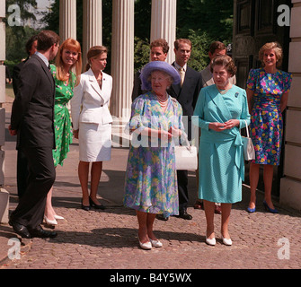 La regina madre compleanni 1989 fuori Clarence House per il suo 89esimo compleanno con la famiglia La Queen Elizabeth 2 Princess Diana il principe Andréj Duca di York duchessa di York Prince Edward e Zara Phillips Foto Stock