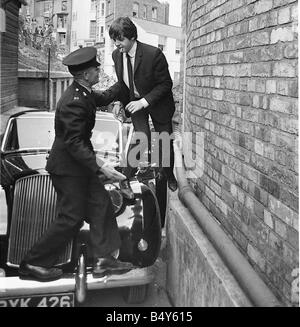 I file dei Beatles 1964 Paul McCartney viene aiutato più di limo dopo che la vettura è rimasto bloccato da ingresso al teatro futurista in Scarborough 14 08 64 Foto Stock