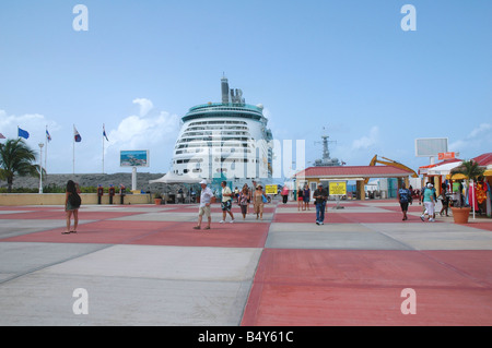 Royal Caribbean Cruise Ship "avventura dei mari' ormeggiata nel porto crocieristico cruise terminal plaza in Philipsburg St Maarten Foto Stock