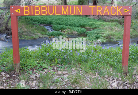 Bibbulmun via segno accanto al torrente Lefroy in Pemberton, Australia occidentale Foto Stock