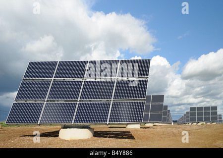 Pannello solare stazione di alimentazione impianto sulla N432 vicino a Llerena Spagna Foto Stock