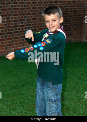 Cub Scout in uniforme con badge Foto Stock