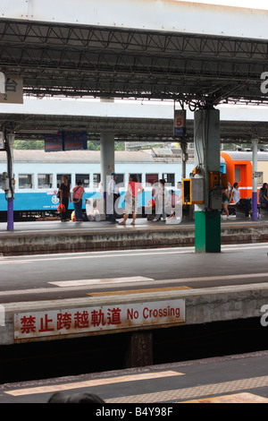 Persone in attesa sulla stazione ferroviaria piattaforma. Foto Stock