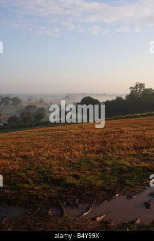 Un inizio di mattina inglese rurale scena. Lambley, Nottinghamshire, England, Regno Unito Foto Stock