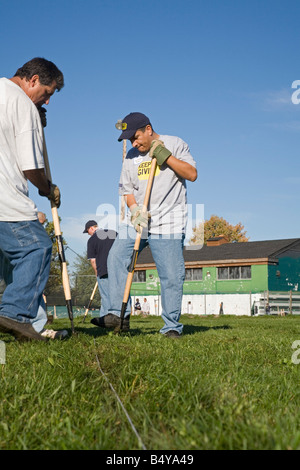 Detroit Michigan volontari da CSX Corporation rinnovare un campo da baseball a santa Edvige di commemorazione Foto Stock