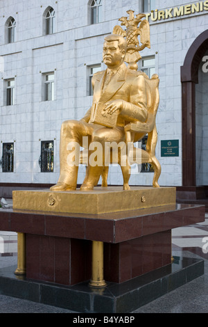 Statua d'oro di Saparmurat Niyazov ex presidente a vita del Turkmenistan, al di fuori del Ministero ad Ashgabat, Turkmenistan Foto Stock