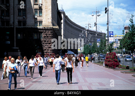 Persone che camminano in Khreschatyk Street nel centro di Kiev, Ucraina Foto Stock