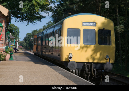 Diesel treno dei pendolari a Holt stazione ferroviaria Foto Stock