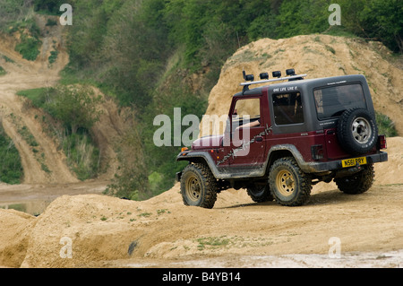 Il Rocsta è derivato dall'esercito coreano s veicolo 4WD distribuito da Kia NEL REGNO UNITO, essendo drivern qui off road. Foto Stock