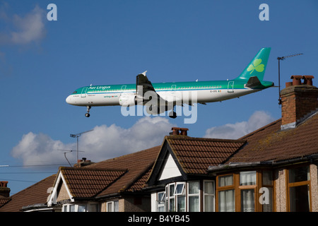 Aer Lingus Airbus A321-211 numero di immatricolazione EI-CPD avvicinando l'aeroporto di Heathrow di Londra. Regno Unito (41) Foto Stock