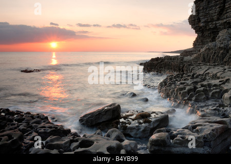 Tramonto al Dunraven Bay sulla costa del patrimonio del Galles del Sud Foto Stock