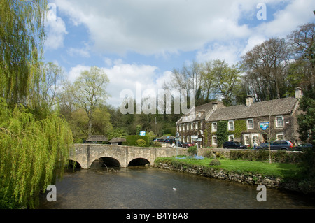 Il Bull Hotel e il ponte sul Fiume Coln, Fairford, Gloucestershire Foto Stock