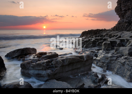 Tramonto al Dunraven Bay sulla costa del patrimonio del Galles del Sud Foto Stock