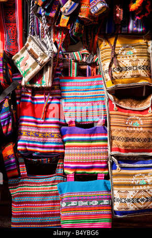 Luminosa, colorata borse tracolla appeso ad una vacanza turistica souvenir di stallo del mercato in Cusco, Perù Foto Stock