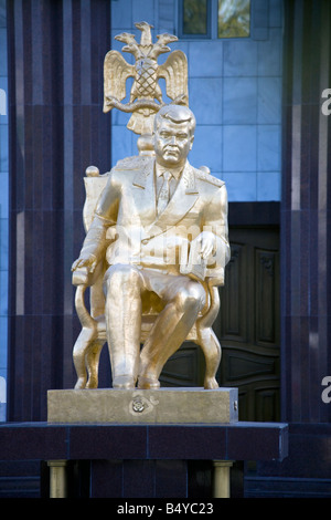 Statua d'oro di Saparmurat Niyazov ex presidente a vita del Turkmenistan, al di fuori del Ministero ad Ashgabat, Turkmenistan Foto Stock