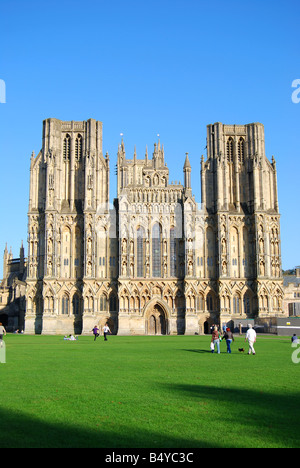 Cattedrale di Wells fronte ovest dal verde, pozzi, Somerset, Inghilterra, Regno Unito Foto Stock