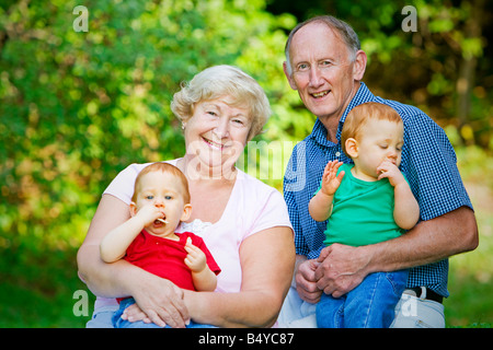 Azienda redheaded twin nipoti con focus sui nonni felici Foto Stock