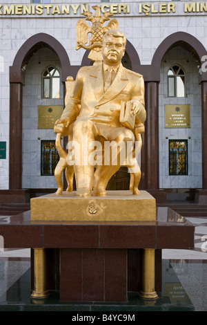 Statua d'oro di Saparmurat Niyazov ex presidente a vita del Turkmenistan, al di fuori del Ministero ad Ashgabat, Turkmenistan Foto Stock