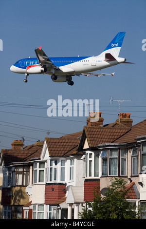 BMI Airbus A319-131 G-DBCC avvicinando l'aeroporto di Heathrow di Londra. Regno Unito (41) Foto Stock