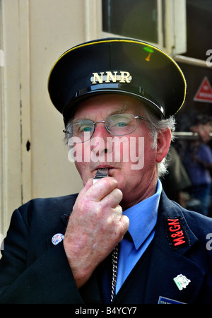 Stazione di protezione sulla North Norfolk stazione di soffiaggio fischio di partenza sulla piattaforma a Weybourne Norfolk Inghilterra Foto Stock