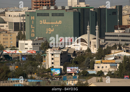 Vista di Milad Noor shopping centre e una moschea di Shahrak Gharb Teheran Foto Stock